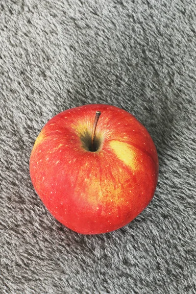 Apple Grå Bakgrund — Stockfoto