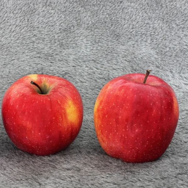 Äpplen Grå Bakgrund — Stockfoto