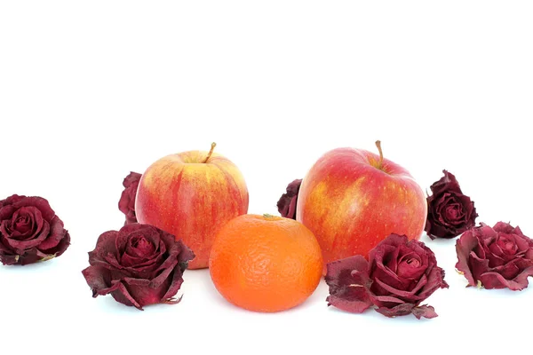 Äpple Mandarin Och Rosor Vit Bakgrund — Stockfoto