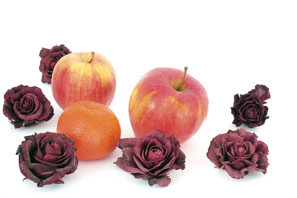 Apple Мандарин Розы Белом Фоне — стоковое фото