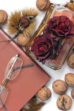 Kompozisyon. Çay, kitap, gözlük ve kestane