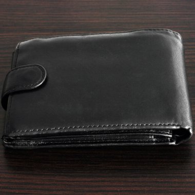 Ahşap arka plan üzerinde siyah çanta