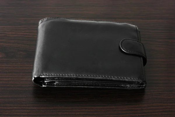 木背景上的黑色钱包 — 图库照片