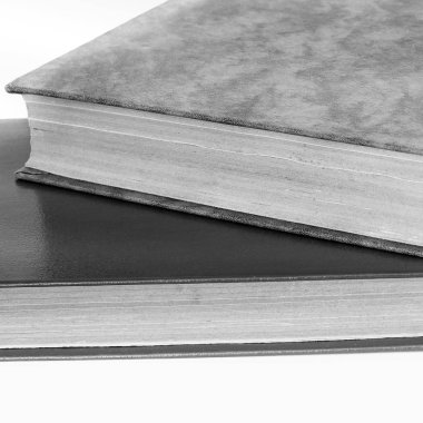 Bir kitap yığını. Kapalı kitap. Siyah ve beyaz fotoğraf