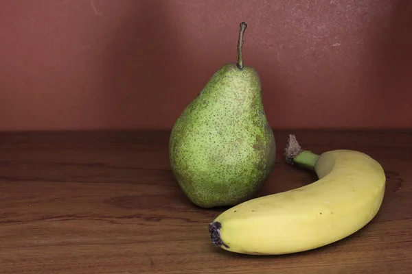 Груша Банан Деревянном Фоне — стоковое фото