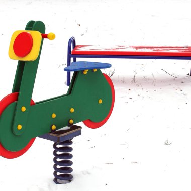 Çocuk swing. Kış. Bahçesi