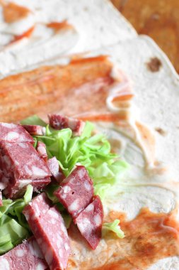 Shawarma hazırlanması. Ekmek pasta sebzeli et. Fast food