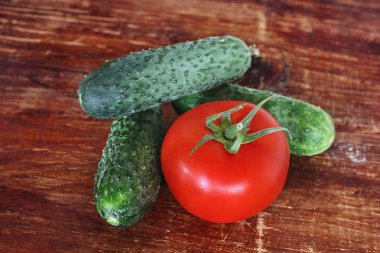 salatalık ve domates ahşap zemin