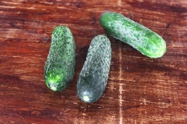 ahşap zemin üzerine salatalık