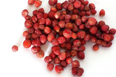 Beyaz arka planda çilekler