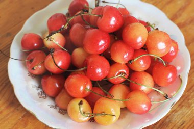 Kiraz. Kiraz ahşap bir masa üzerinde 