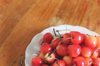 Kiraz. Kiraz ahşap bir masa üzerinde 