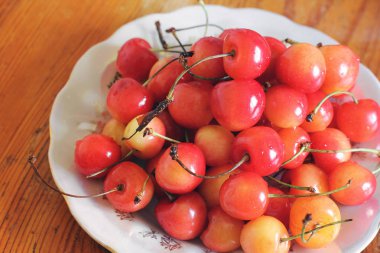 Kiraz. Kiraz ahşap bir masa üzerinde 