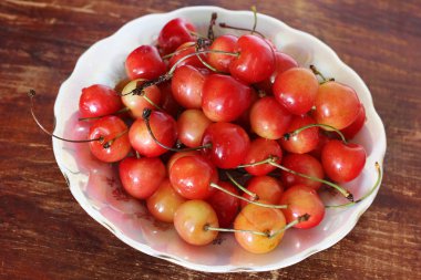 Kiraz. Kiraz ahşap bir masa üzerinde 