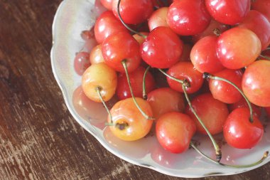 Kiraz. Kiraz ahşap bir masa üzerinde 