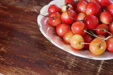 Kiraz. Kiraz ahşap bir masa üzerinde 
