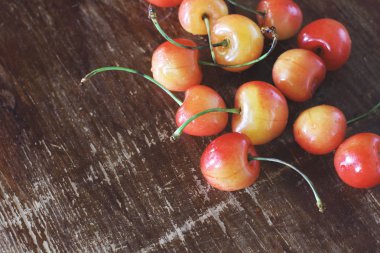 Ahşap bir arka planda tatlı kiraz