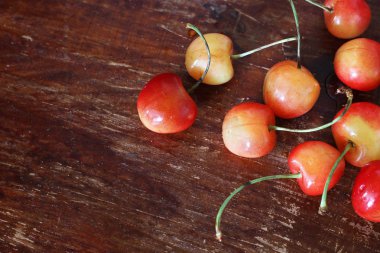 Ahşap bir arka planda tatlı kiraz