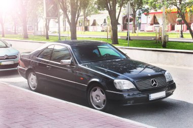 Nezhin, Ukrayna - 15 Haziran 2018: Siyah Mercedes-Benz C140 Sl ve şehir merkezinde park etmiş. Lüks siyah araba