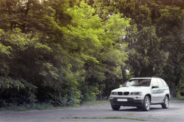 Kiev, Ukrayna - 16 Haziran 2018: Bmw X5 güzel bir orman yol