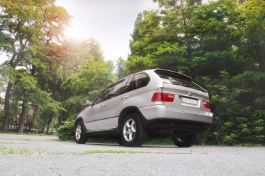 Kiev, Ukrayna - 16 Haziran 2018: Bmw X5 güzel bir orman yol