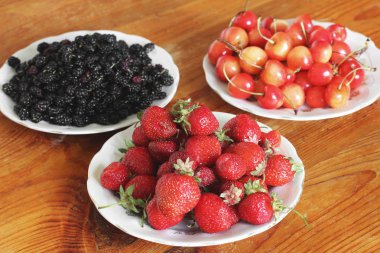 Çilek bir plaka üzerinde. Kiraz çilek. Dut