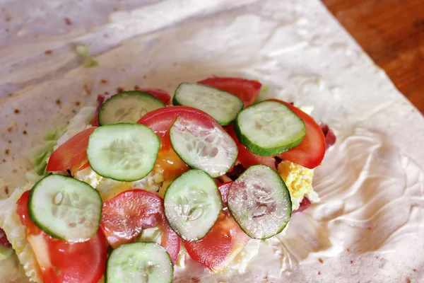 Preparación Shawarma Carne Con Verduras Pastel Pan Comida Rápida — Foto de Stock