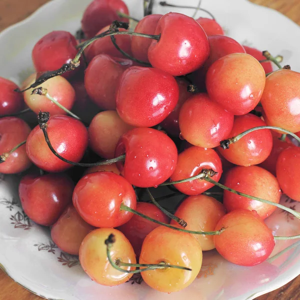 Kiraz. Kiraz ahşap bir masa üzerinde 