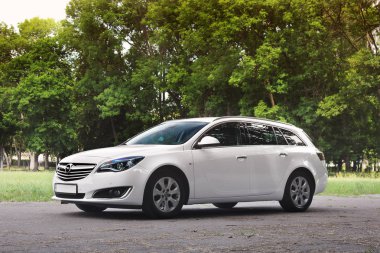 Brovary, Ukrayna - 21 Haziran 2018: Beyaz aile arabası Opel yolda ormandaki