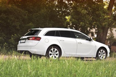 Brovary, Ukrayna - 21 Haziran 2018: Beyaz aile arabası Opel yolda ormandaki