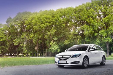 Brovary, Ukrayna - 21 Haziran 2018: Beyaz aile arabası Opel yolda ormandaki