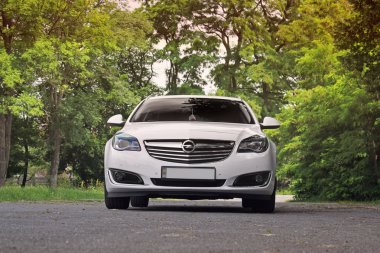 Brovary, Ukrayna - 21 Haziran 2018: Beyaz aile arabası Opel yolda ormandaki