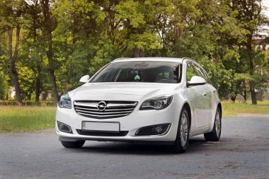 Brovary, Ukrayna - 21 Haziran 2018: Beyaz aile arabası Opel yolda ormandaki
