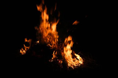 koyu arka plan üzerinde ateş