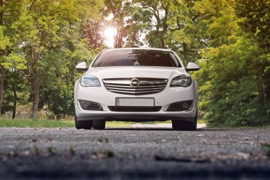 Brovary, Ukrayna - 21 Haziran 2018: Beyaz aile arabası Opel yolda ormandaki