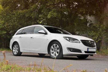 Brovary, Ukrayna - 21 Haziran 2018: Beyaz aile arabası Opel yolda ormandaki