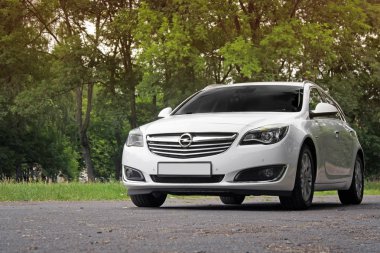 Brovary, Ukrayna - 21 Haziran 2018: Beyaz aile arabası Opel yolda ormandaki