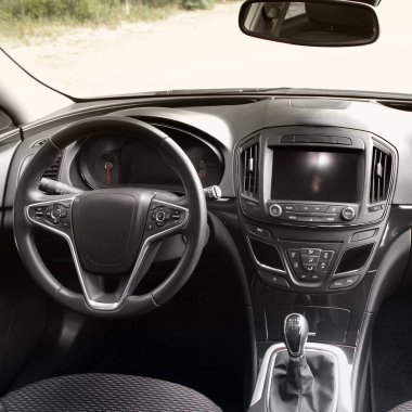 Panoda gösterilen bir modern otomobil görebilirim. Araba iç detaylar