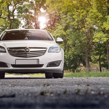 Brovary, Ukrayna - 21 Haziran 2018: Beyaz aile arabası Opel yolda ormandaki