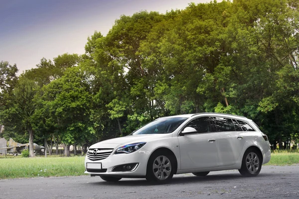Brovary, Ukrayna - 21 Haziran 2018: Beyaz aile arabası Opel yolda ormandaki