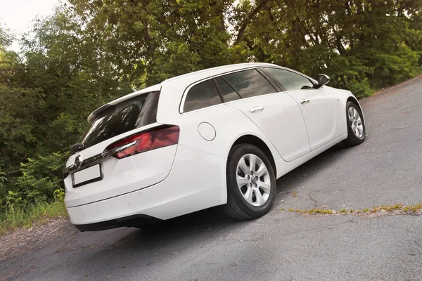 Brovary Ucrania Junio 2018 Coche Familiar Blanco Opel Bosque Carretera — Foto de Stock