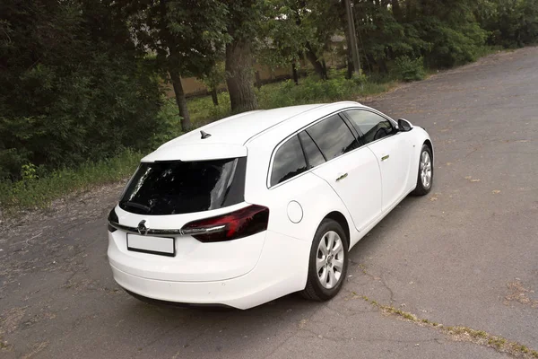 乌克兰布罗维尔 2018年6月21日 道路上森林中的白色家庭汽车欧宝 — 图库照片