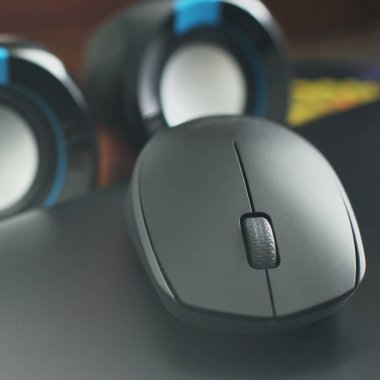 Bilgisayar fare hoparlörler arka plan üzerinde