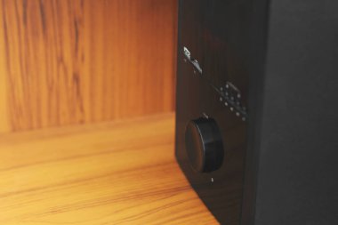 Subwoofer. Ahşap arka plan üzerinde bilgisayar hoparlörleri