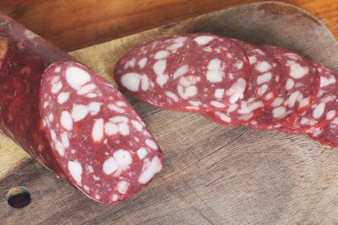 sosis bir ahşap tahta üzerine dilimlenmiş