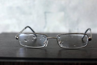 Ahşap arka plan üzerinde gözlük