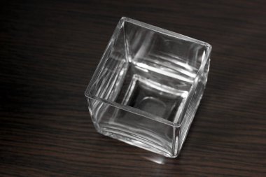 ahşap arka plan cam bardakta