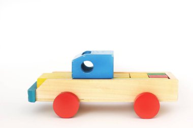 Ahşap oyuncak beyaz bir arka plan üzerinde. Araba