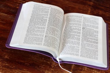 Açık kitap İncil. Hayat kitabı.