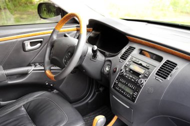 Gösterge panelini gösteren modern bir otomobilin iç görünümü